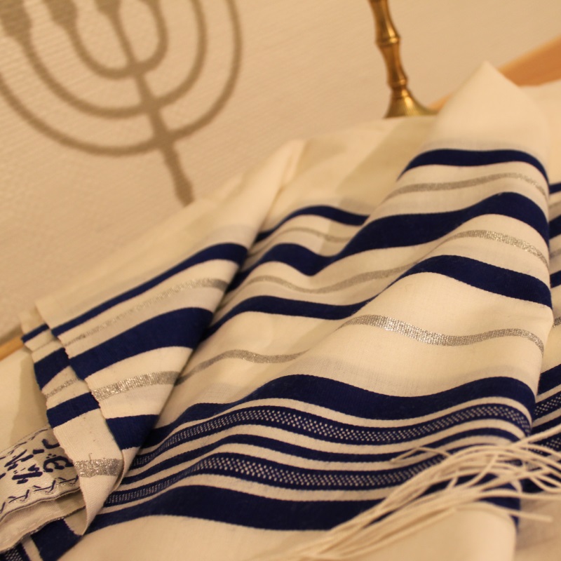 Messianisch-Jüdische Identität mit u. a. Tallit und Menorah